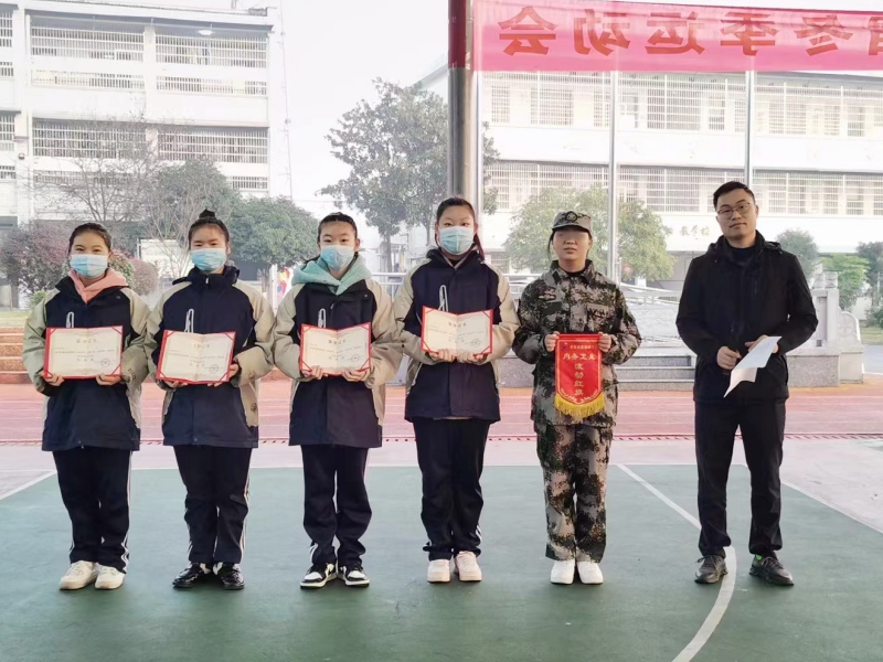 新起點青少年特訓學校舉行升旗儀式暨表彰大會