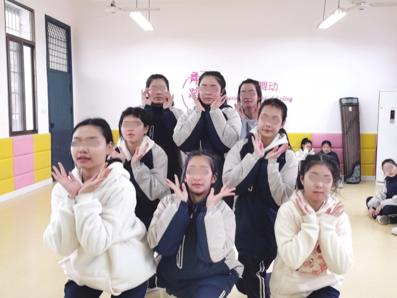 新起點(diǎn)教育專門學(xué)校舉行2024年慶元旦匯演活動(dòng)彩排