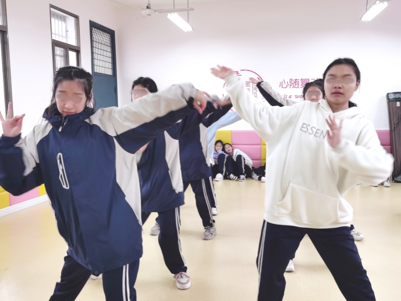 新起點(diǎn)教育專門學(xué)校舉行2024年慶元旦匯演活動(dòng)彩排